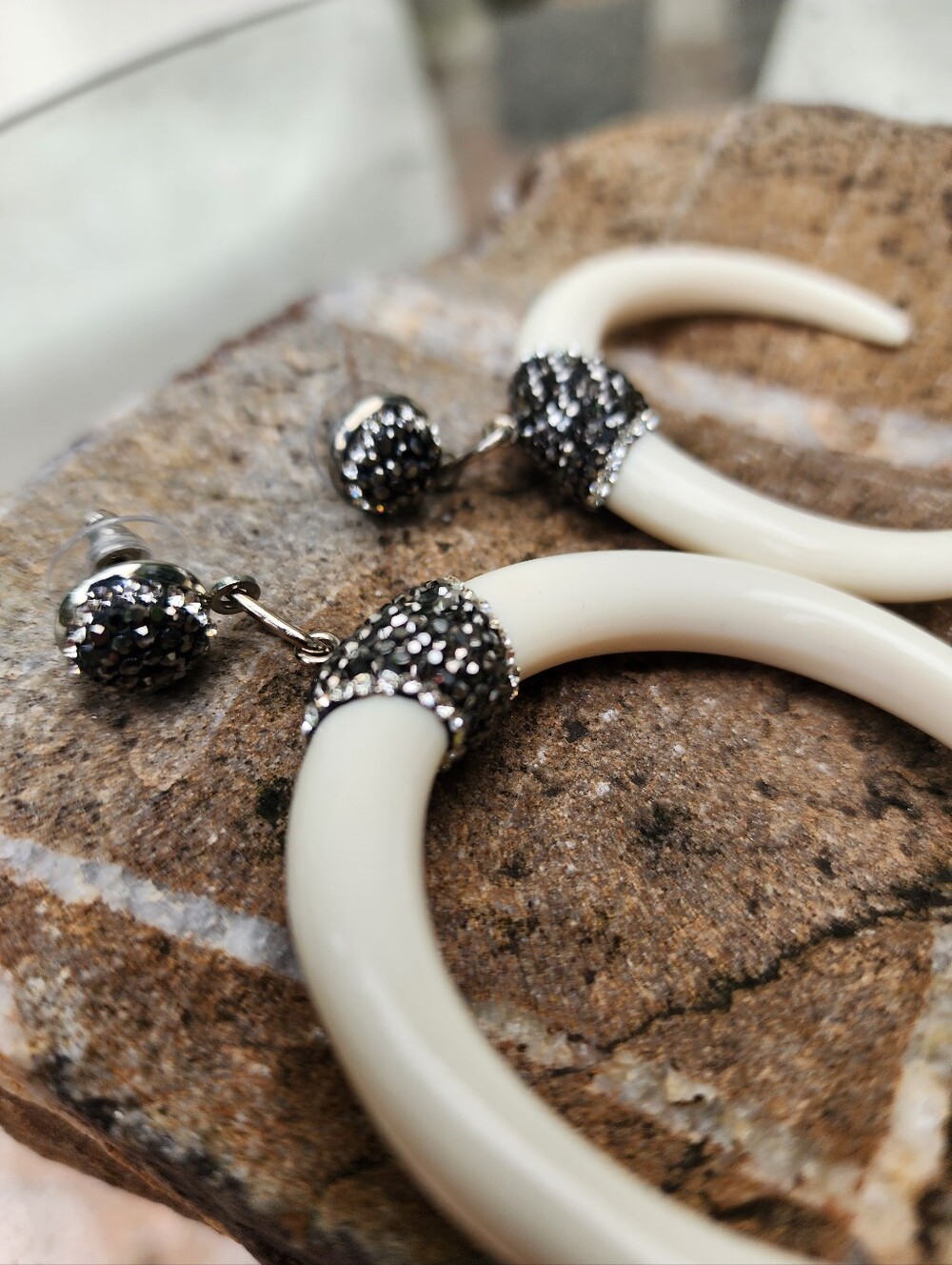 FP Jewelry Sold Out Large Lightweight Earrings Crystals/Off-White Resin Horns - Picture 7 of 10